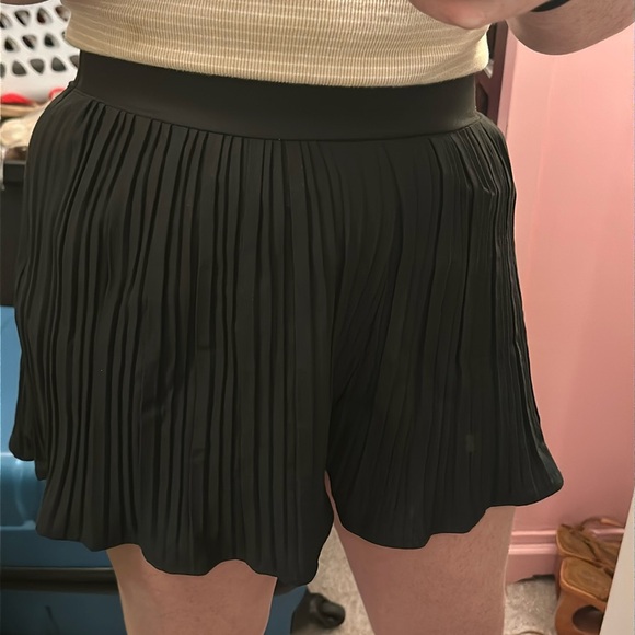 Zara Pleated Black High Waist Shorts Ruffle Hem - Picture 3 of 8